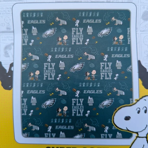 Philadelphia Eagles And Snoopy Super Soft Throw Blanket - Picture 3 of 7
